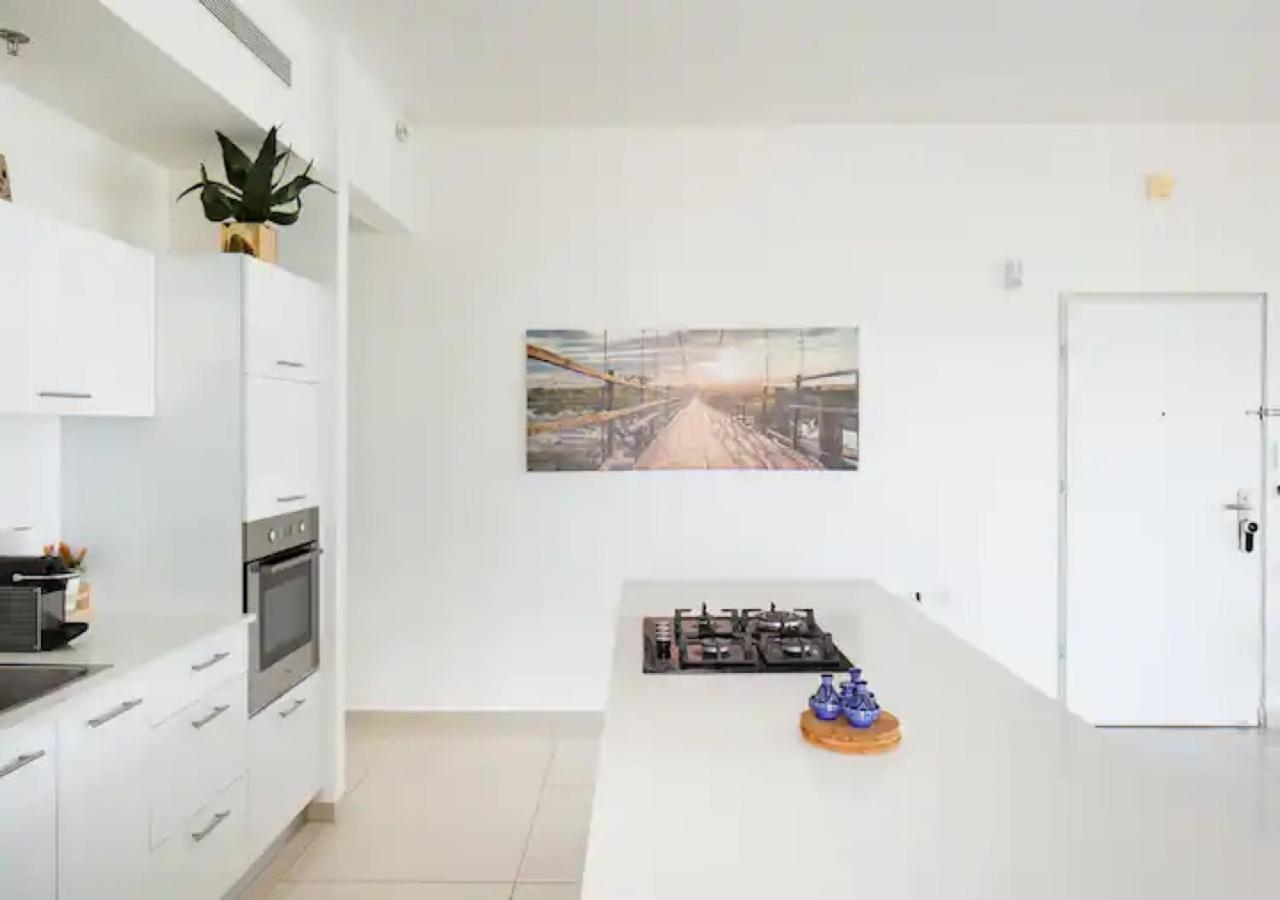 O&O Group- Special Apartment Sea View Luxury Tower Бат-Ям Екстер'єр фото