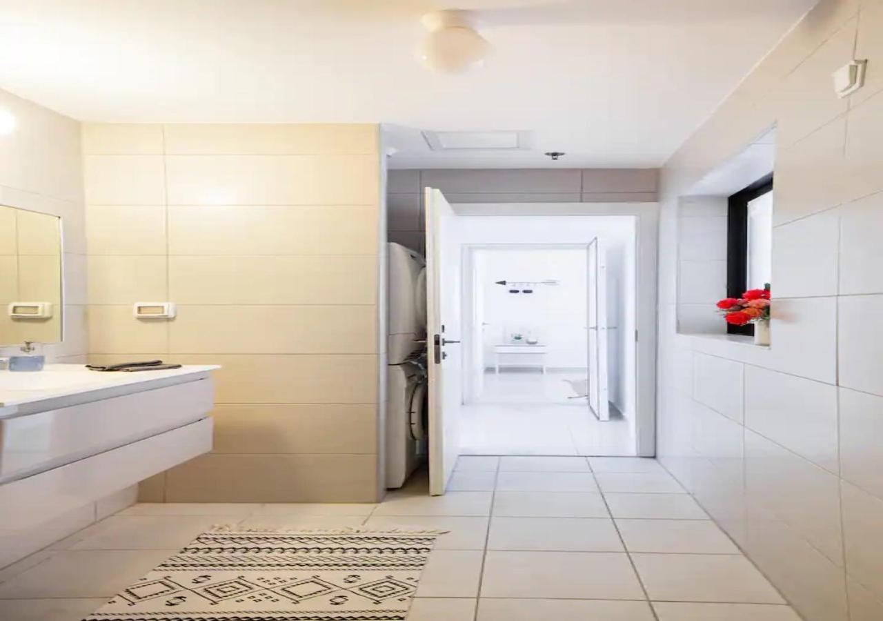 O&O Group- Special Apartment Sea View Luxury Tower Бат-Ям Екстер'єр фото